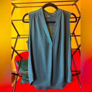 Vici sleeveless vneck top